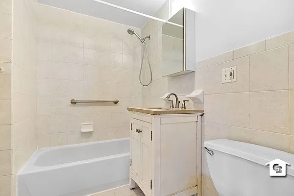 Rented by Harari Realty Corp | media 25