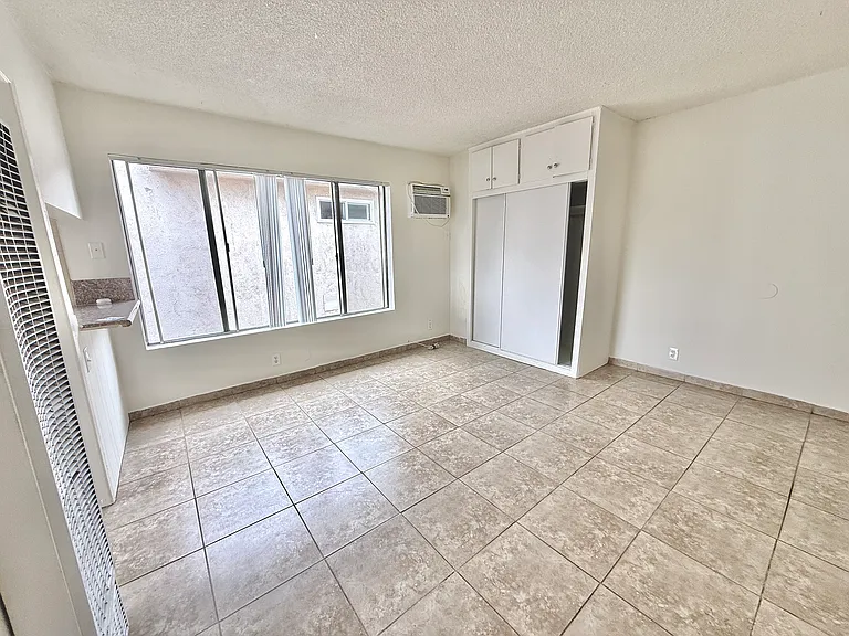 14143 Delano St #5 — Photo 2