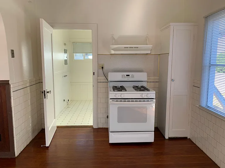560 Jefferson St — Photo 9