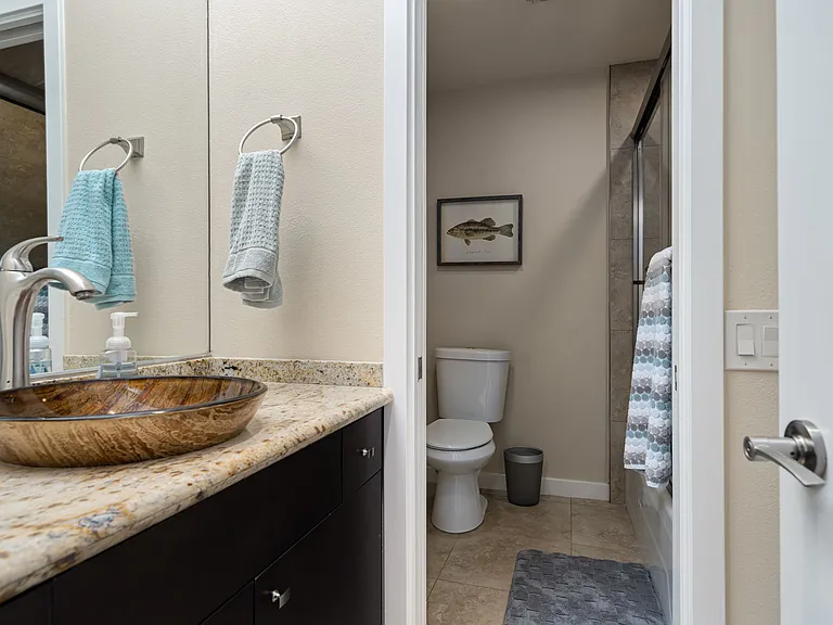 521 Desert West Dr — Photo 32