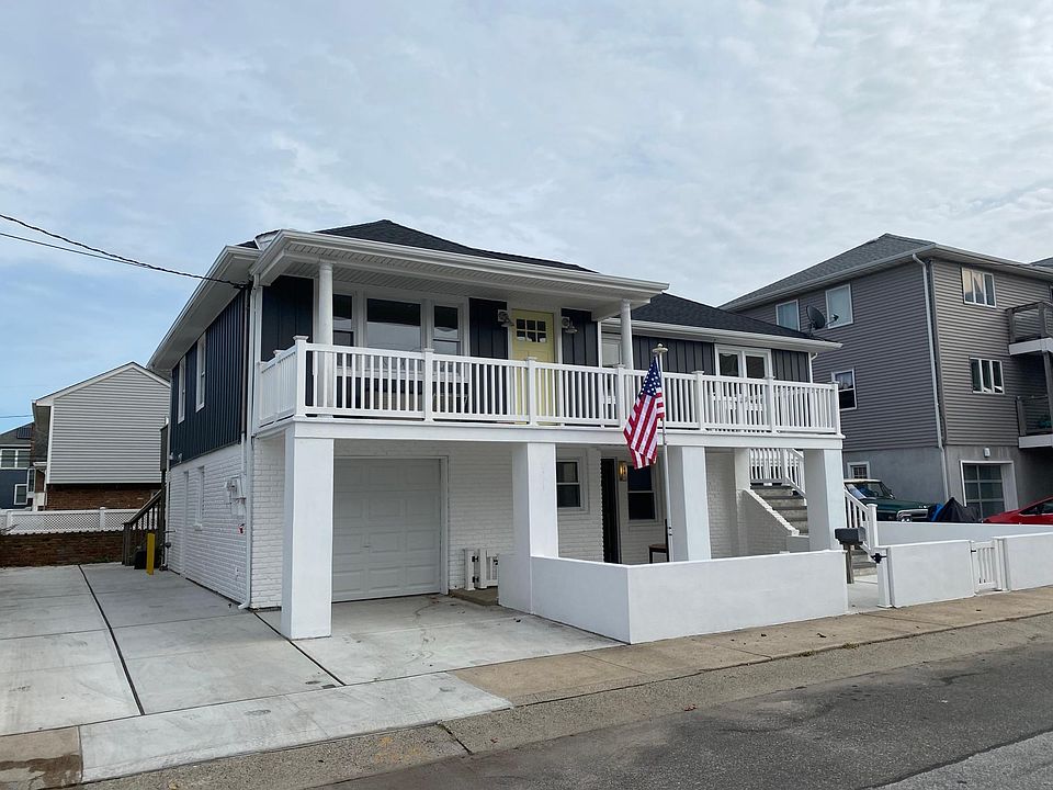 Exterior, Driveway Parking