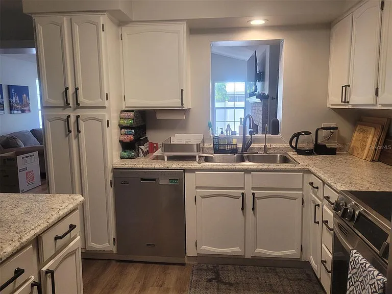 1714 Prince Philip St — Photo 10