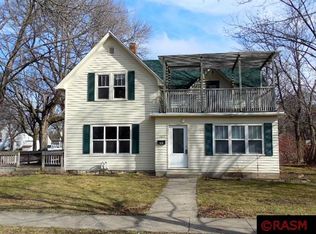 303 1st St NE, Madelia, MN 56062