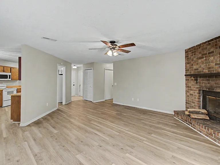 21 Pinewood Ln — Photo 4
