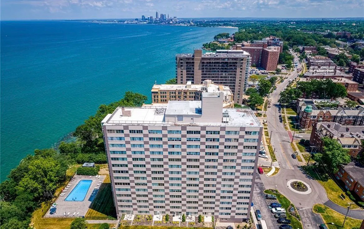 12520 Edgewater Dr — Photo 1
