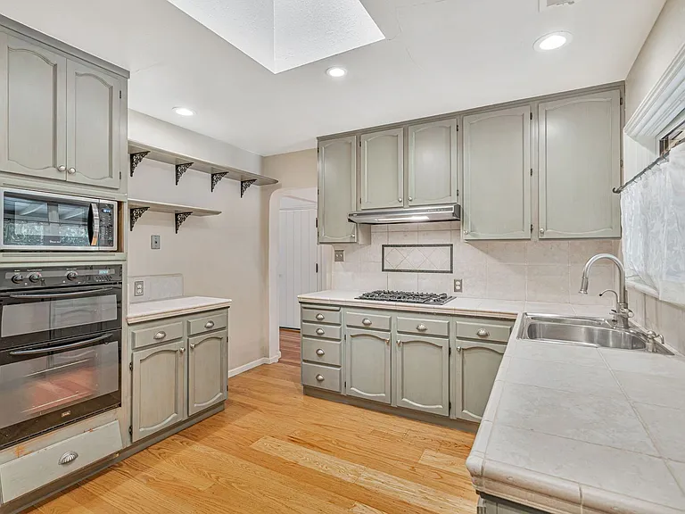14141 Victor Pl — Photo 3