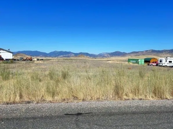 Lichens Rd, Montague, CA 96064