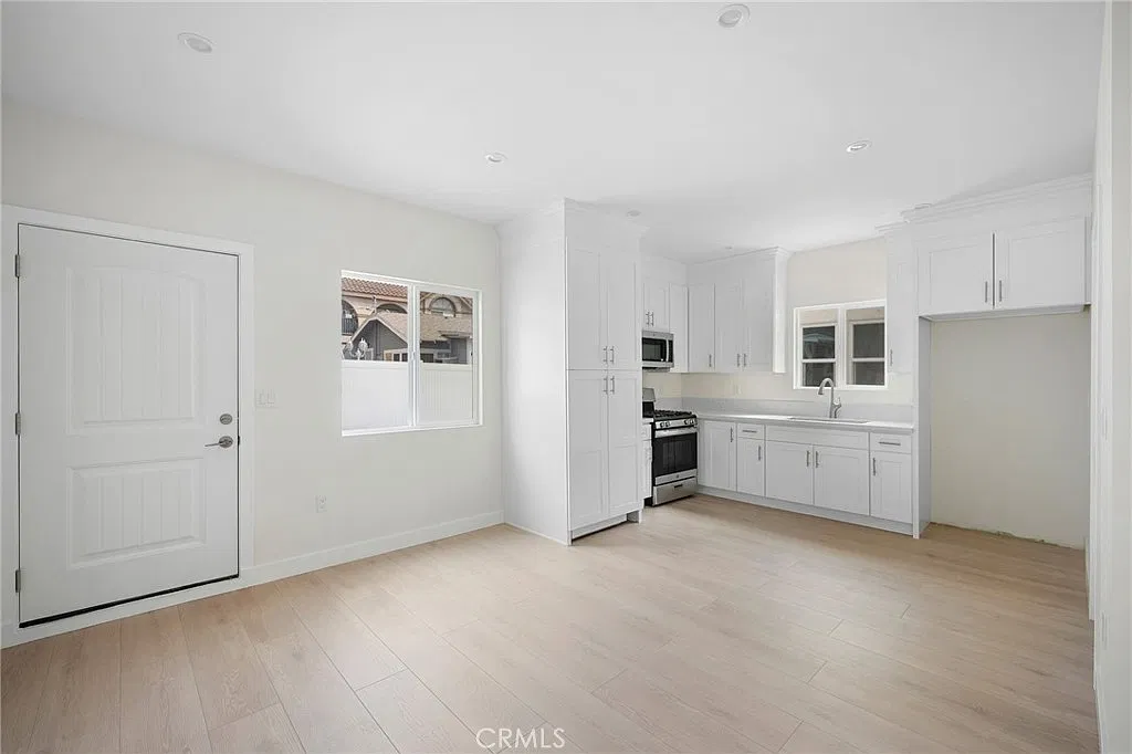 Studio, 365 sqft, $1,600 — Photo 3