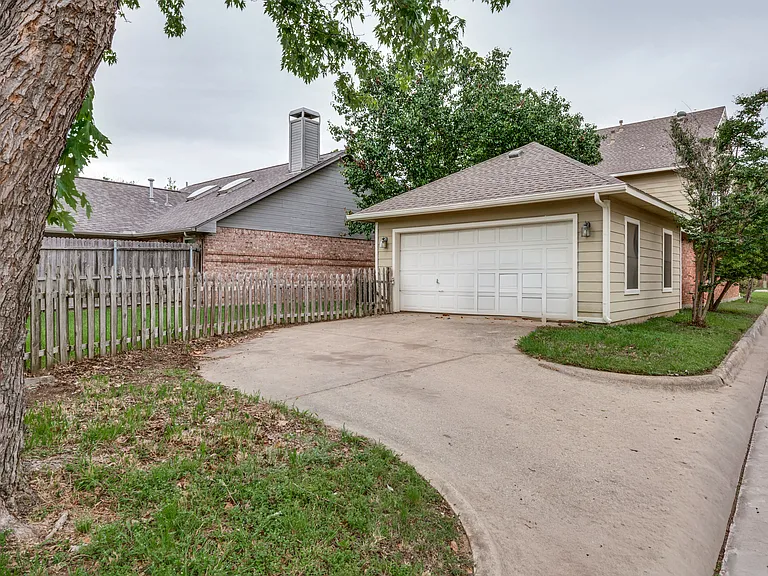 1156 Bent Oaks Dr — Photo 25