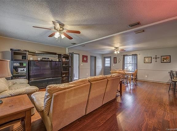 4th image of 213 Pine St