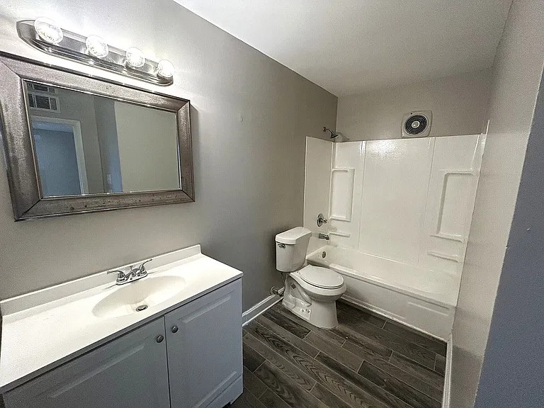 Riverbend Apartments — Photo 6