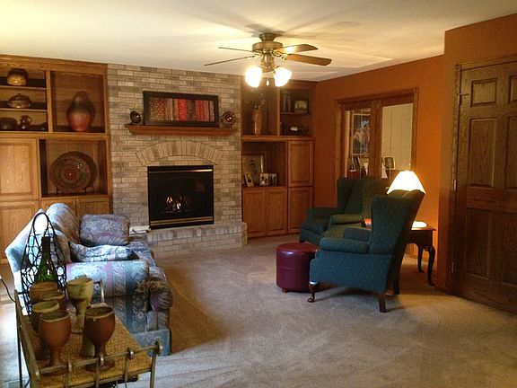 Livingroom & gas fireplace
