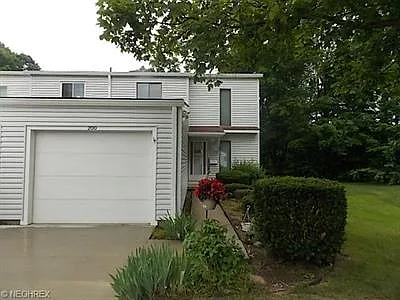 200 Deepwood Dr photo 1