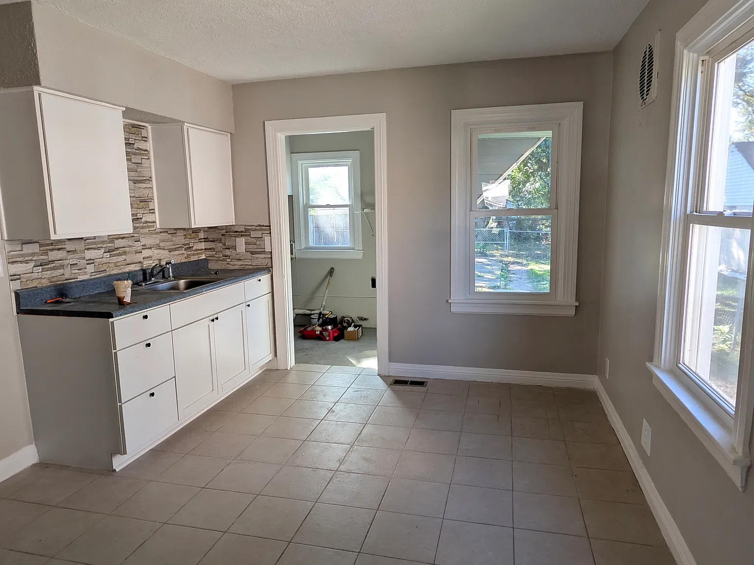 2 bed, 708 sqft, $1,100 — Photo 3