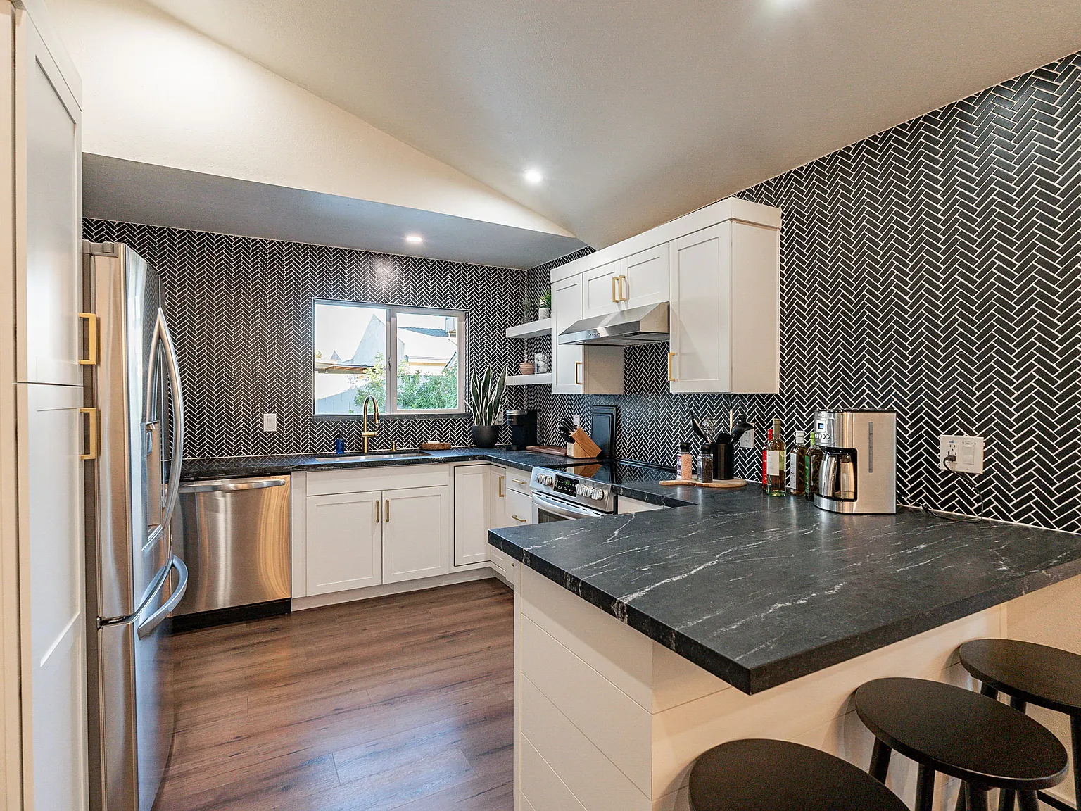 4 bed, 1647 sqft, $5,000 — Photo 3