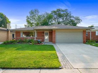 27668 Roan Dr, Warren, MI 48093