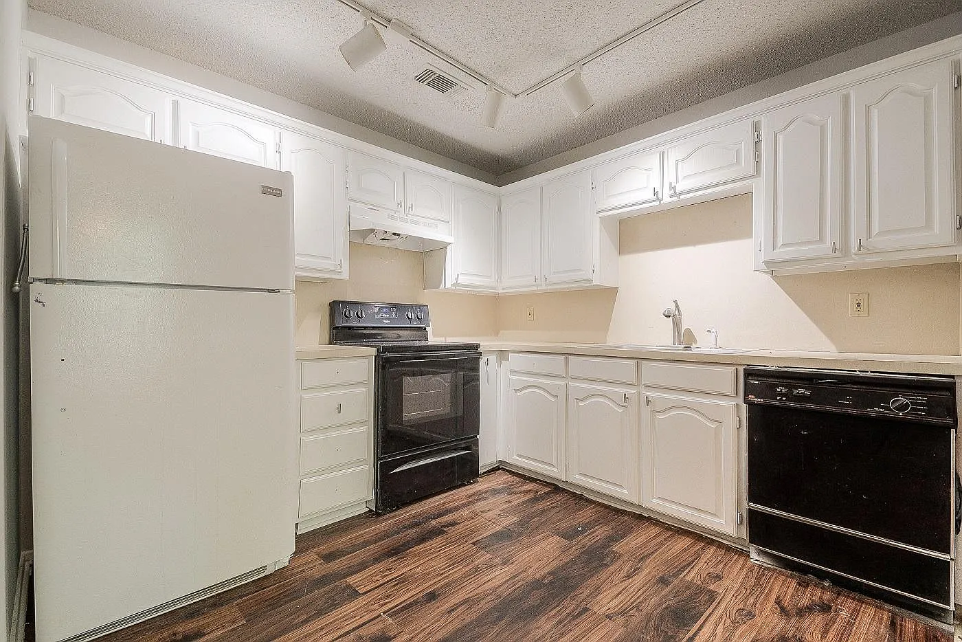 3 bed, 750 sqft, $995 — Photo 4