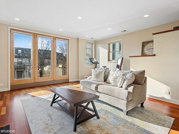 4th image of 1638 W Diversey Pkwy #2