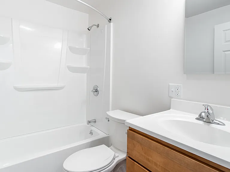 Royal Oak Apartments — Photo 8