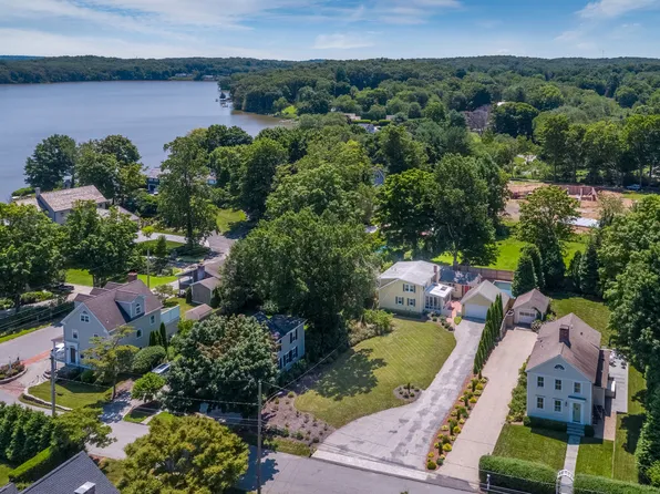 8 Mack Lane, Essex, CT 06426