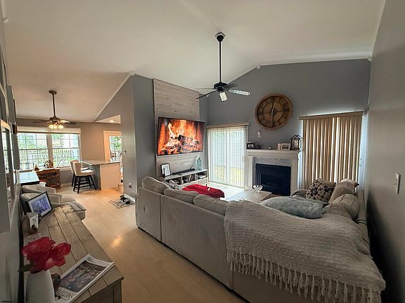 3rd image of 804 Eagle Point Pl