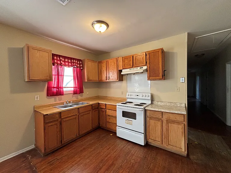 304 Carmel Dr — Photo 4