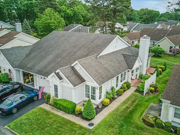 5 Sayville Court, Ridge, NY 11961