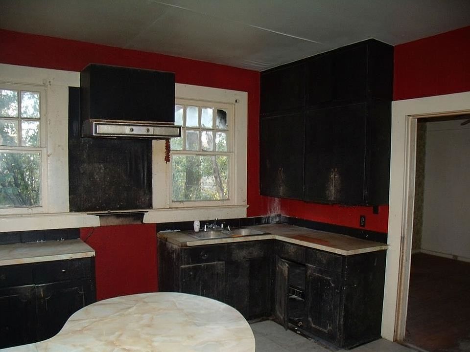 2nd image of 422 N Broadway St