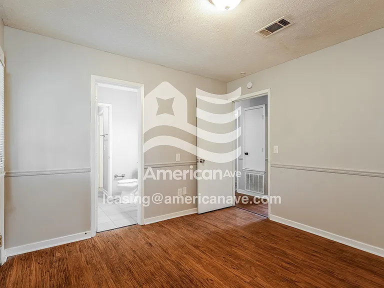 1704045_008_main_bedroom_9.jpg