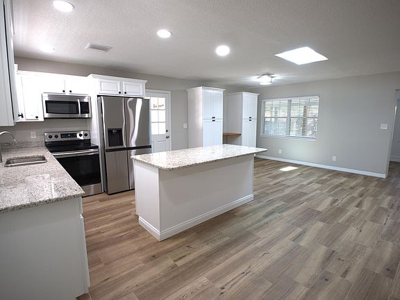 Kitchen & Dining