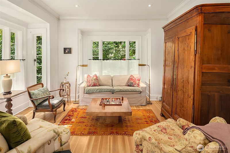 5th image of 3816 E Spring Street