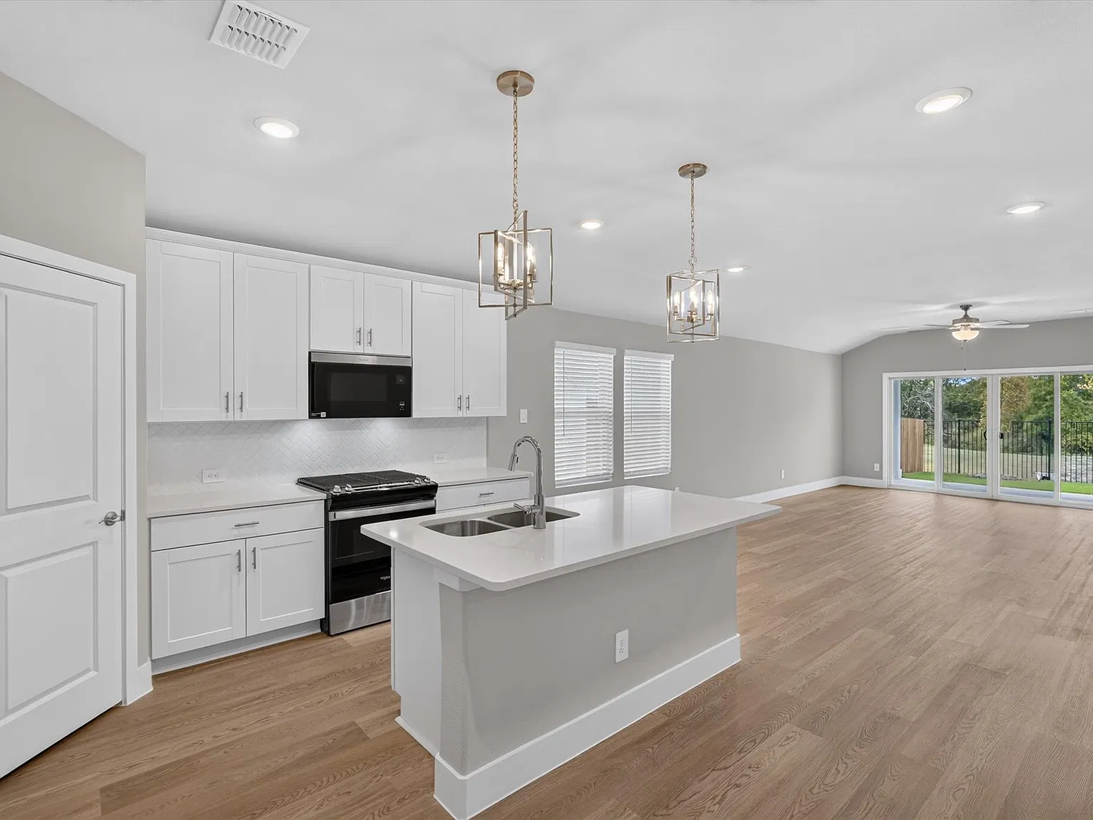 3 bed, 1833 sqft, $2,250 — Photo 4