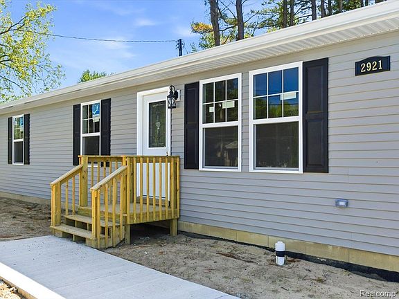 5th image of 2921 Beach Rd