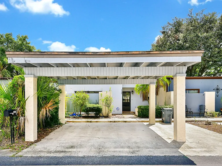2300 Barbados Dr — Photo 2