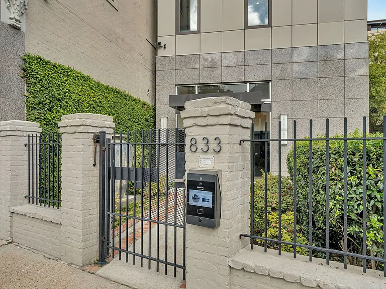 The Howard Luxury Apartments — Photo 41