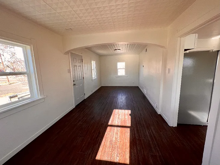 621 Evans Ave — Photo 2