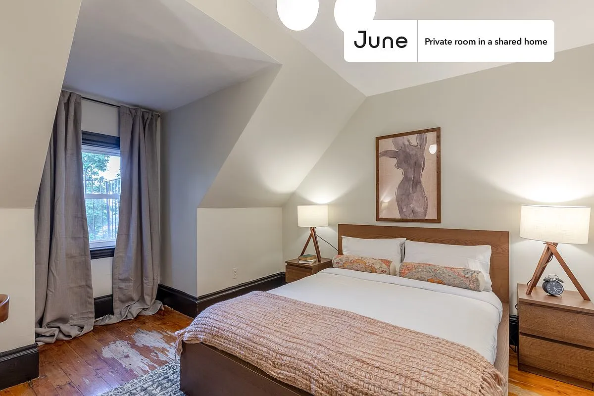 Queen bedroom in 5 bed/2 bath home in Allston #233 E — Photo 1