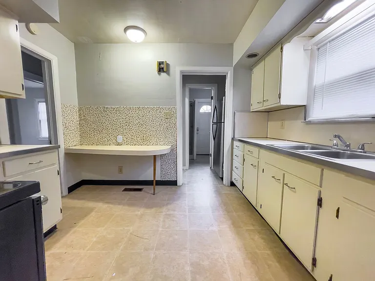 1425 W Gilbert St — Photo 9