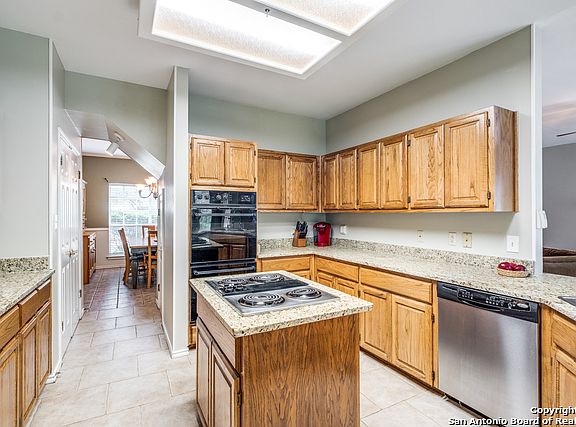5th image of 822 Stoneway Dr
