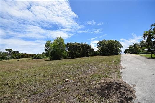 2nd image of Cocoanut Rd