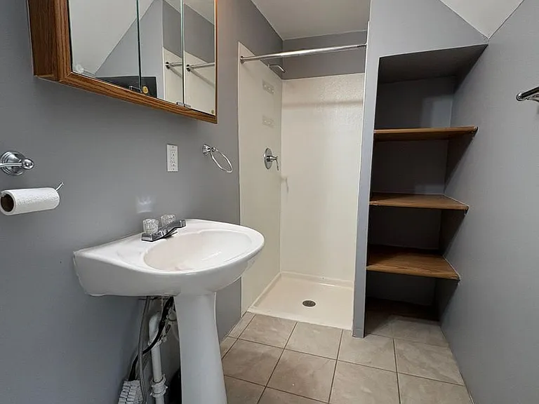 816 E Grove St — Photo 7