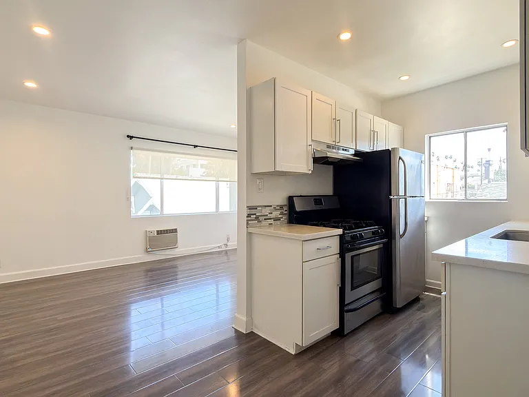319 N Heliotrope Dr — Photo 1