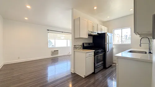 319 N Heliotrope Dr Photo 1