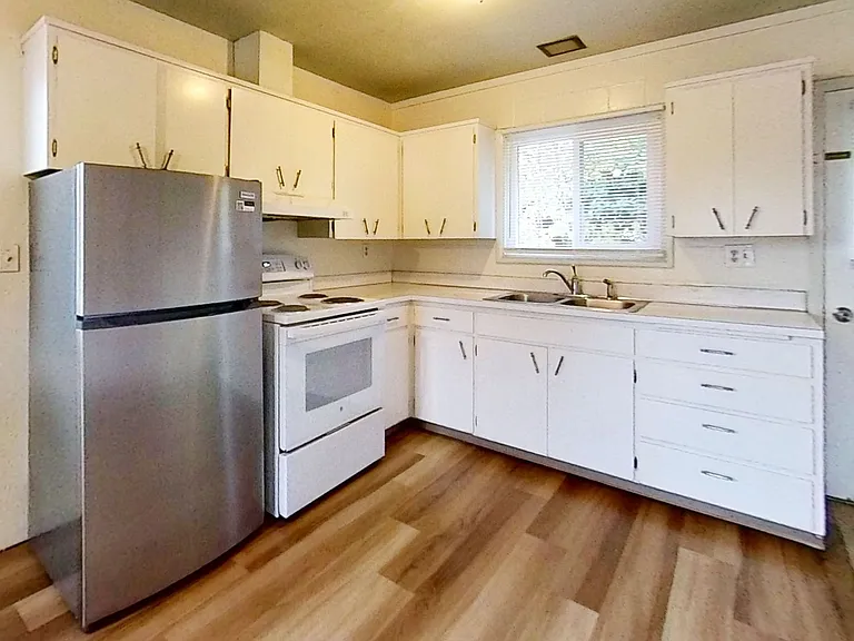 200 Grover St — Photo 4