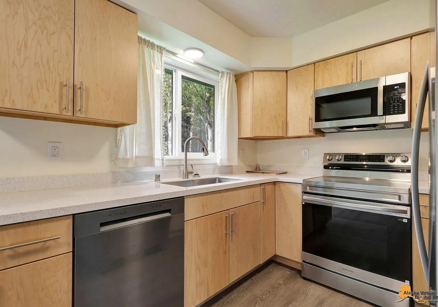 Freshly updated home; New paint, new flooring, new fixtures! — Photo 1