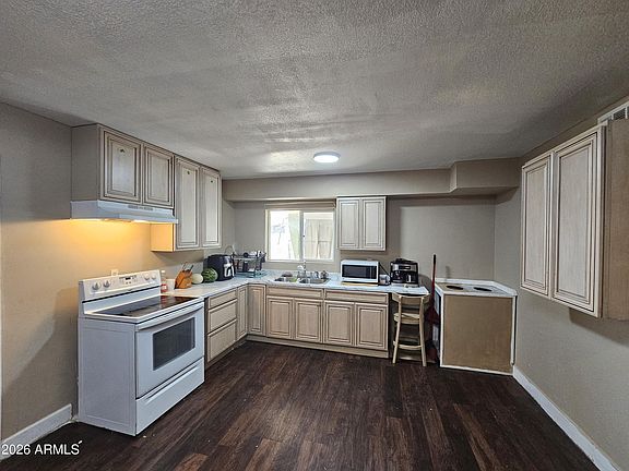 3rd image of 5612 W WILSHIRE Drive
