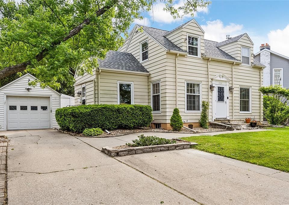 1st image of 2534 Meadowbrook Dr SE