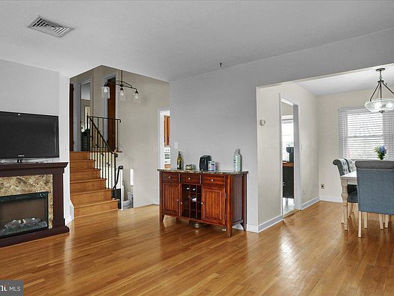 5th image of 2702 Hillvale Ave