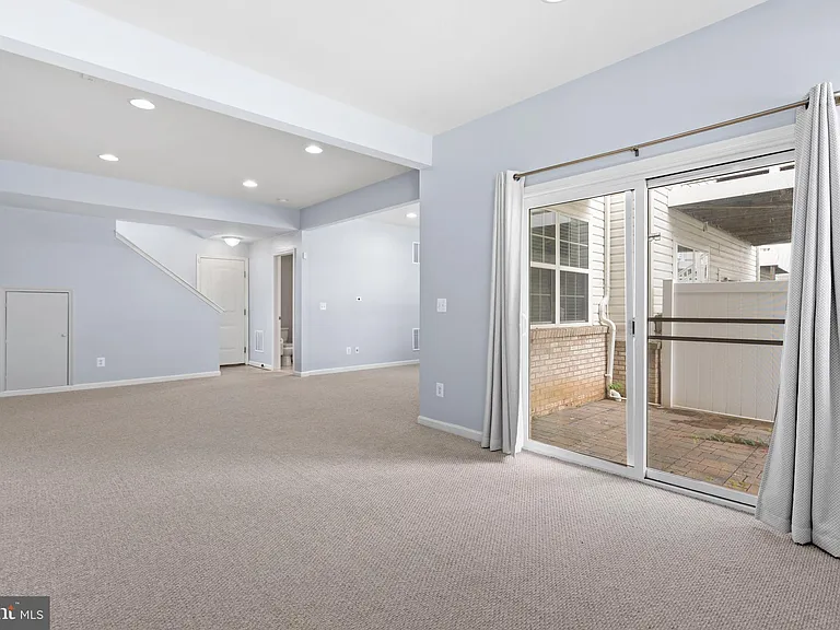22667 Flowing Spring Sq — Photo 31