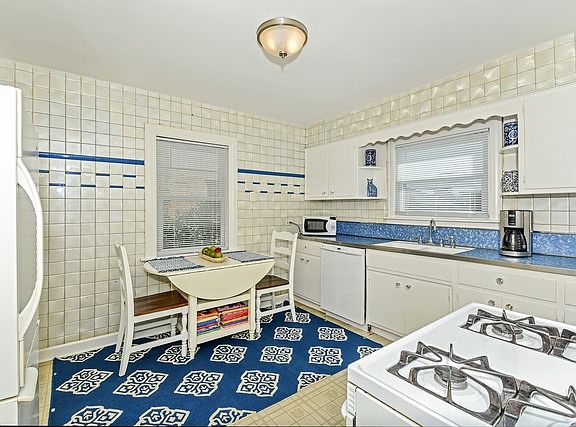5th image of 9551 S Lacrosse Ave
